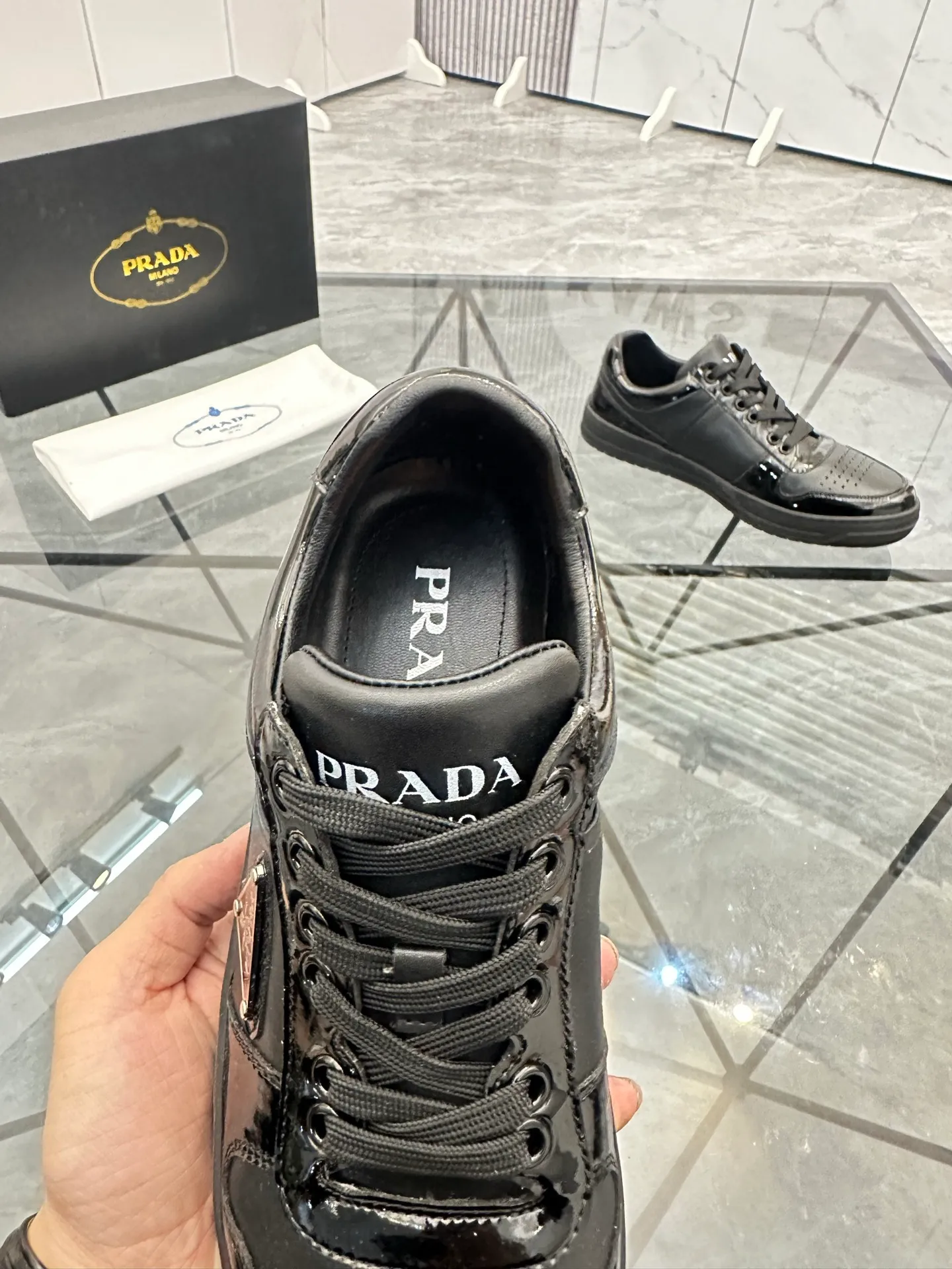 Men's shoes: 💰P400¥ Product trademark: Prada *"Prada*" low-top casual shoes Regular size: 38-44 (can be customized to 45) Product materials: imported cowhide upper, sheepskin lining, original outsole. Number: 020